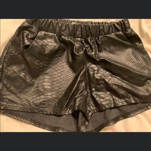 Leather shorts w detail